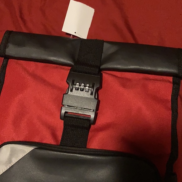 Lightweight locking sling backpack - Picture 2 of 4